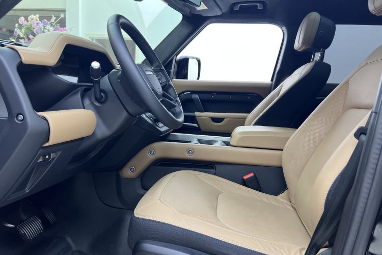 Used Land Rover Defender 2025 110 3.0T P400 – Dynamic HSE Interior 6