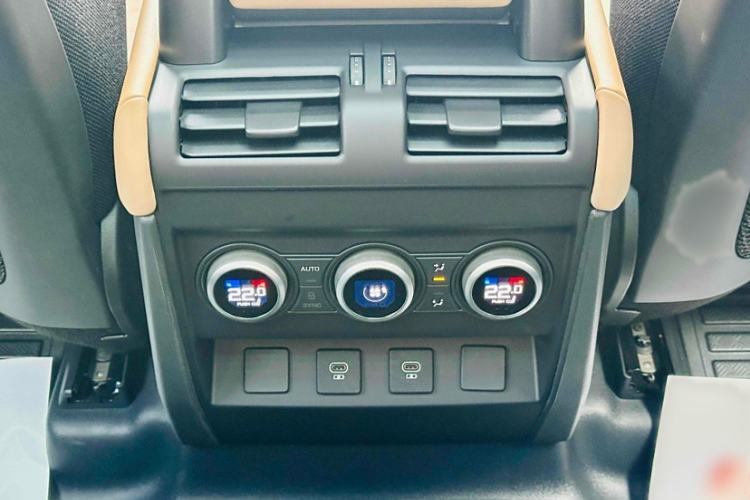 Used Land Rover Defender 2025 110 3.0T P400 Dark Edition Interior 6