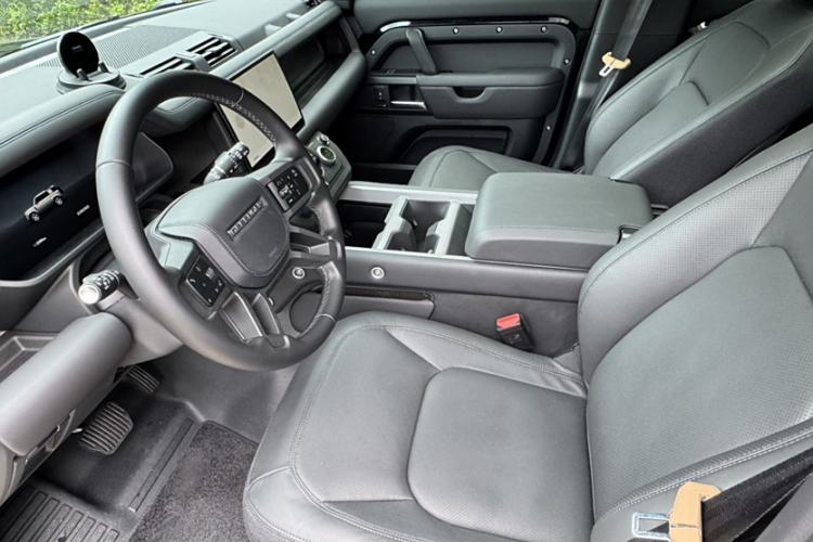 Used Land Rover Defender 2025 110 3.0T P400 – Dynamic HSE Interior 7