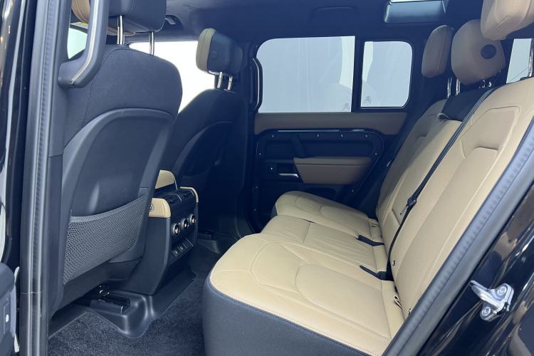 Used Land Rover Defender 2025 110 3.0T P400 – Dynamic HSE Interior 7