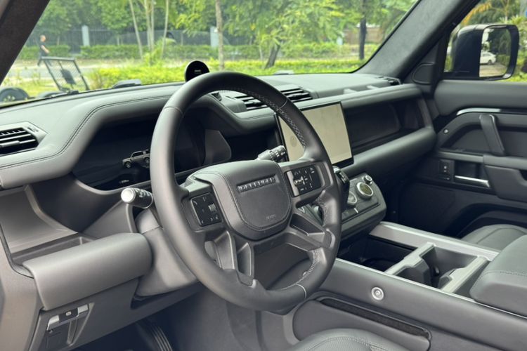 Used Land Rover Defender 2025 110 3.0T P400 – Dynamic HSE Interior 8