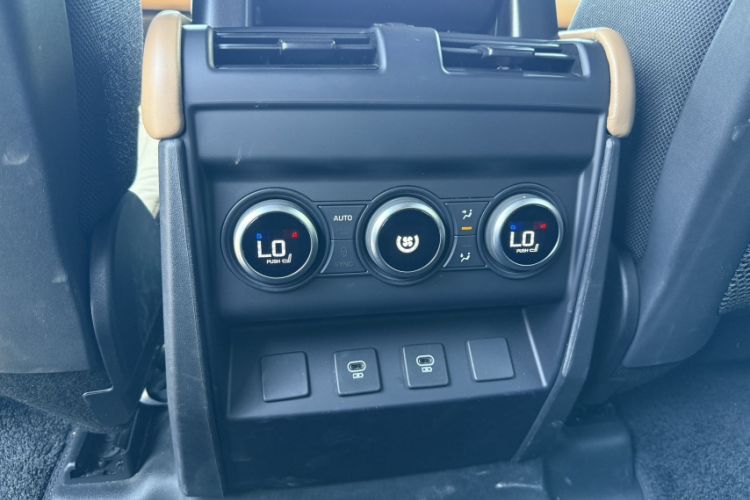 Used Land Rover Defender 2025 110 3.0T P400 – Dynamic HSE Interior 8