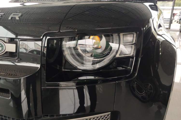 Used Land Rover Defender 2025 110 3.0T P400 – Dynamic HSE Left Front Headlight
