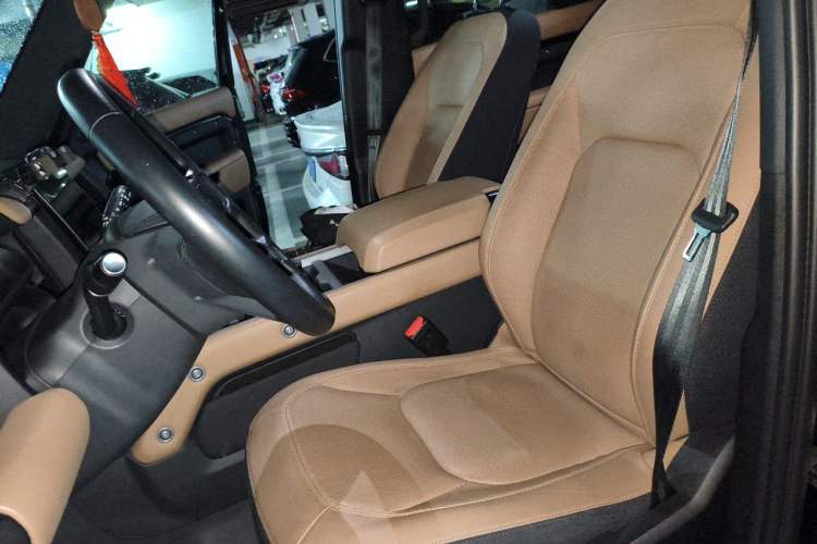 Used Land Rover Defender 2025 110 3.0T P400 – Dynamic HSE Left Front Seat