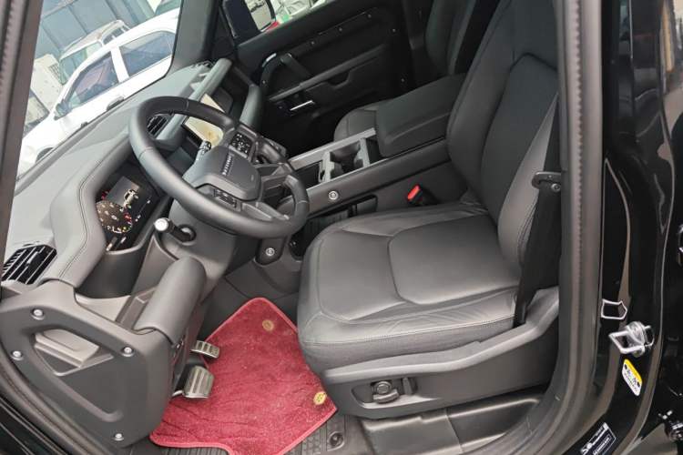 Used Land Rover Defender 2025 110 3.0T P400 – Dynamic HSE Left Front Seat