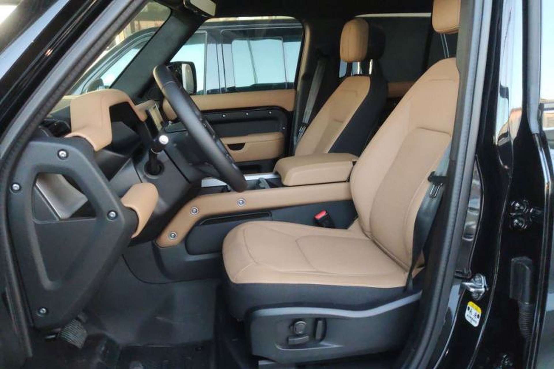 Used Land Rover Defender 2025 110 3.0T P400 – Dynamic HSE Left Front Seat