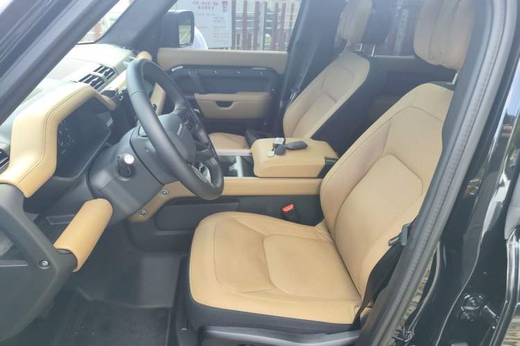 Used Land Rover Defender 2025 110 3.0T P400 – Dynamic HSE Left Front Seat