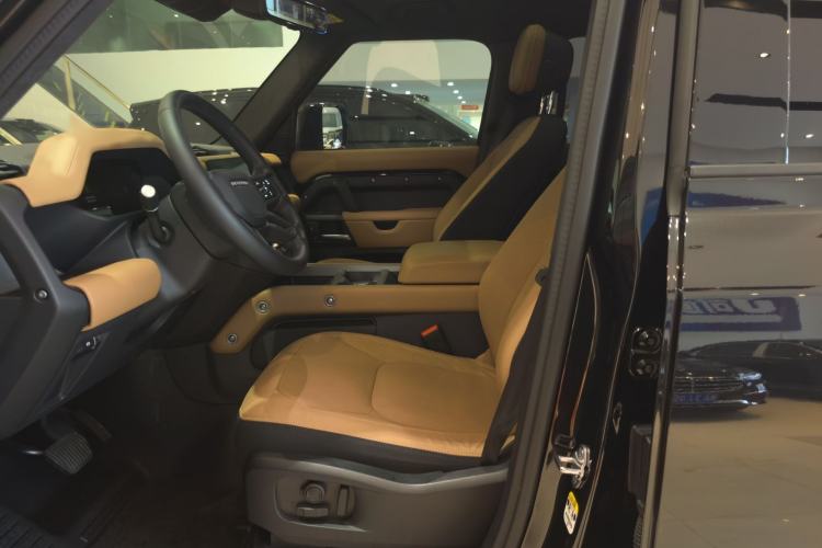 Used Land Rover Defender 2025 110 3.0T P400 – Dynamic HSE Left Front Seat