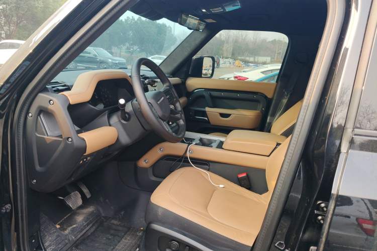 Used Land Rover Defender 2025 110 3.0T P400 – Dynamic HSE Left Front Seat