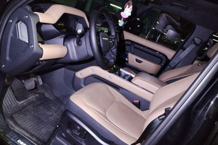 Used Land Rover Defender 2025 110 3.0T P400 – Dynamic HSE Left Front Seat