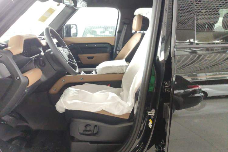 Used Land Rover Defender 2025 110 3.0T P400 – Dynamic HSE Left Front Seat