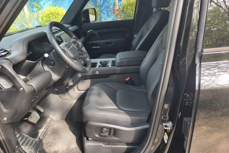 Used Land Rover Defender 2025 110 3.0T P400 – Dynamic HSE Left Front Seat
