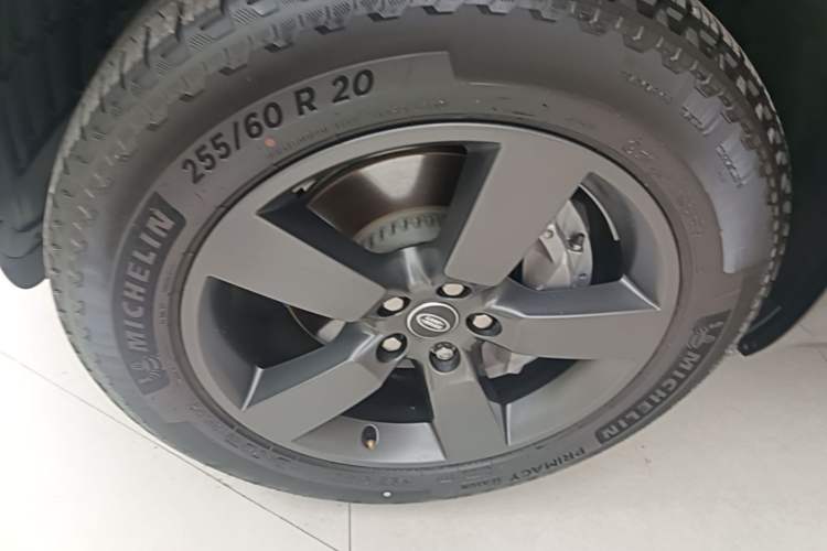 Used Land Rover Defender 2025 90 3.0T P400 X-Dynamic HSE Left Front Wheel Hub