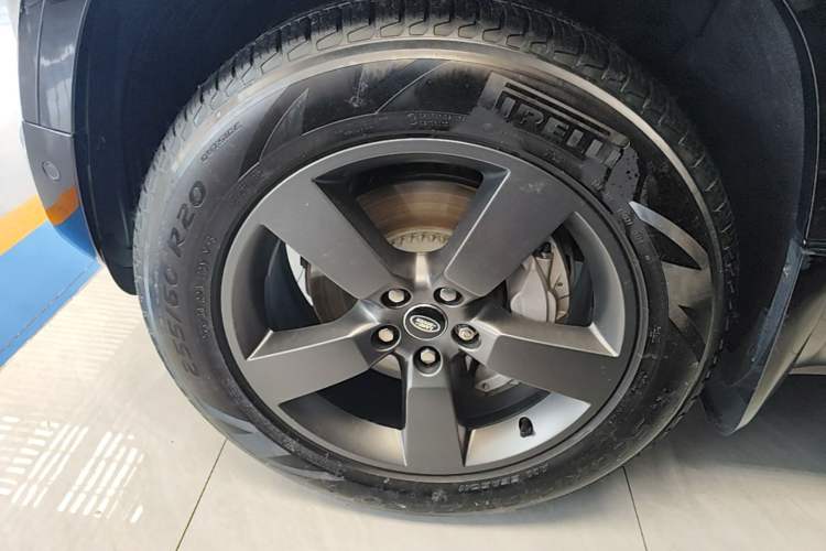 Used Land Rover Defender 2025 110 3.0T P400 – Dynamic HSE Left Front Wheel Hub