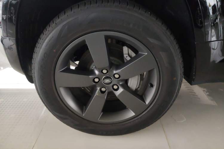 Used Land Rover Defender 2025 110 3.0T P400 – Dynamic HSE Left Front Wheel Hub