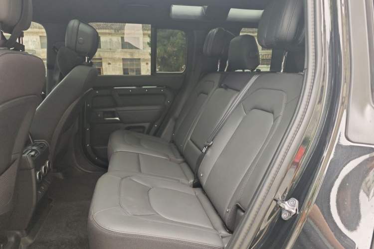 Used Land Rover Defender 2025 110 3.0T P400 – Dynamic HSE Left Rear Seat