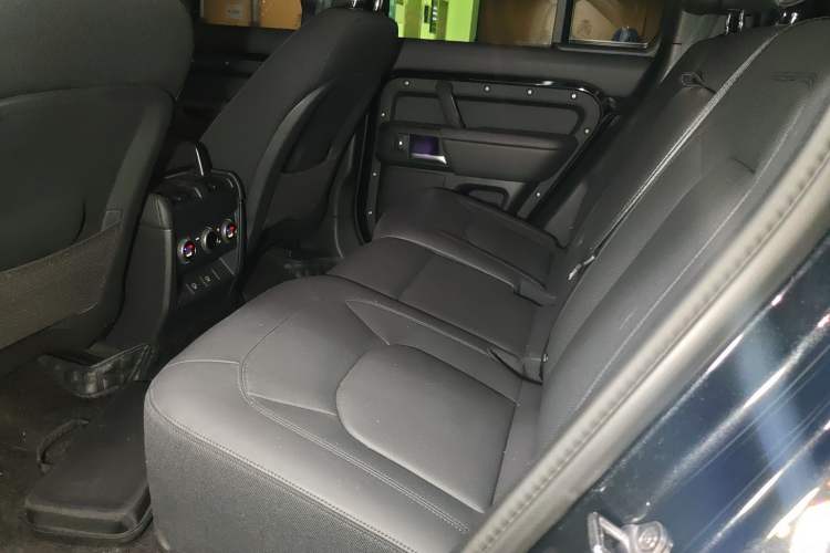 Used Land Rover Defender 2025 110 3.0T P400 – Dynamic HSE Left Rear Seat
