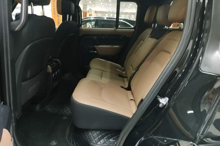 Used Land Rover Defender 2025 110 3.0T P400 – Dynamic HSE Left Rear Seat