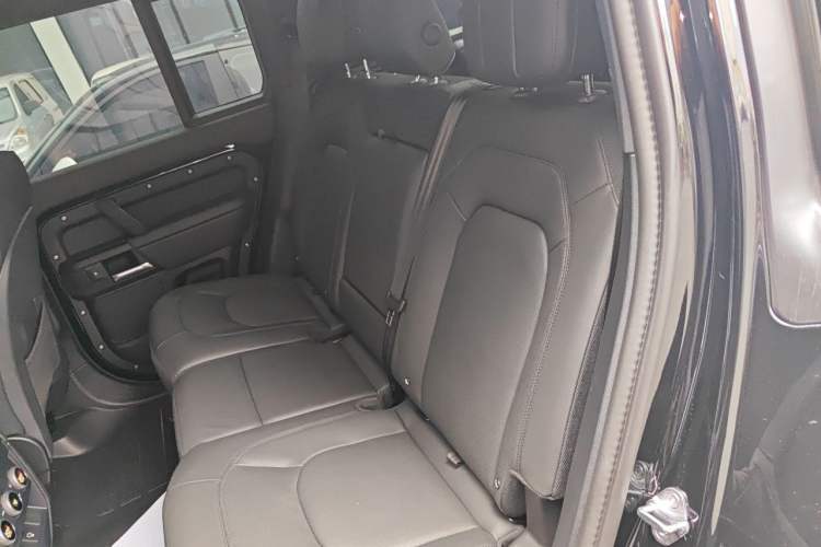 Used Land Rover Defender 2025 110 3.0T P400 – Dynamic HSE Left Rear Seat