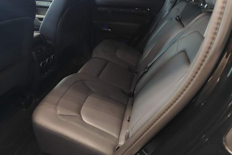 Used Land Rover Defender 2025 110 3.0T P400 – Dynamic HSE Left Rear Seat