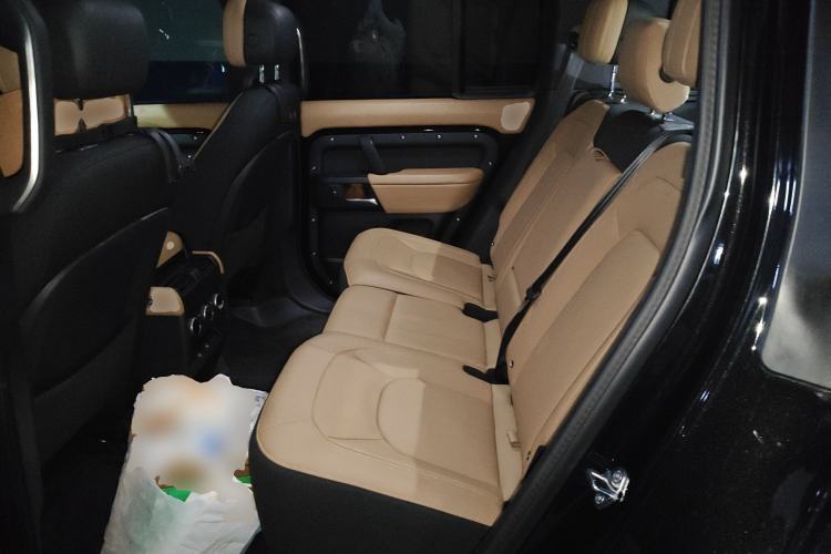 Used Land Rover Defender 2025 110 3.0T P400 – Dynamic HSE Left Rear Seat