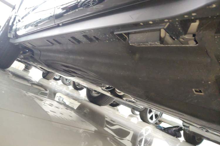 Used Land Rover Defender 2025 110 3.0T P400 – Dynamic HSE Left Side Sill
