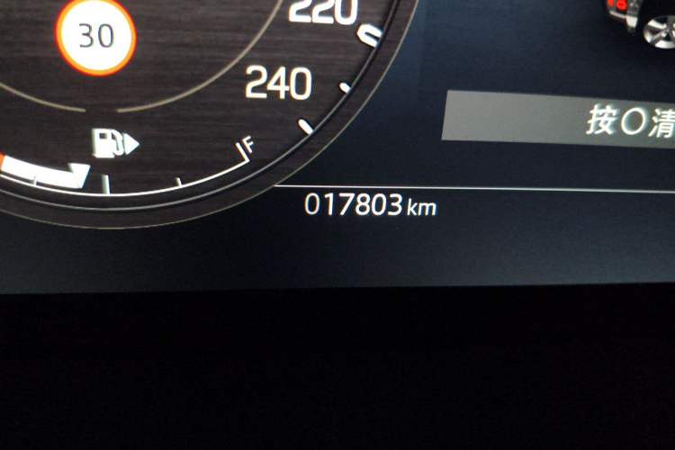 Used Land Rover Defender 2025 110 3.0T P400 – Dynamic HSE Odometer Close Up