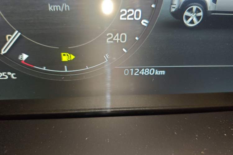 Used Land Rover Defender 2025 110 3.0T P400 – Dynamic HSE Odometer Close Up