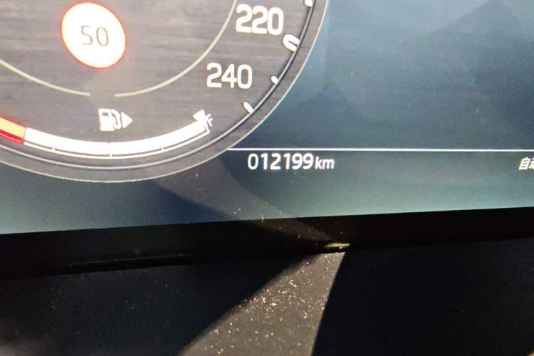 Used Land Rover Defender 2025 110 3.0T P400 X-Dynamic SE Odometer Close Up