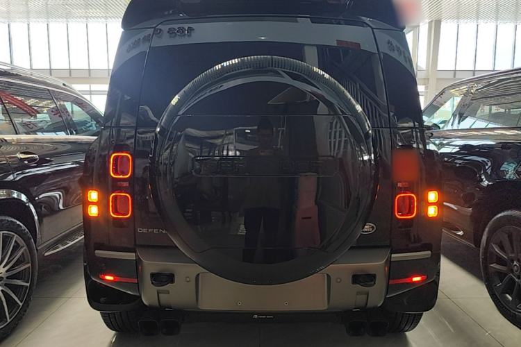 Used Land Rover Defender 2025 110 3.0T P400 – Dynamic HSE Rear