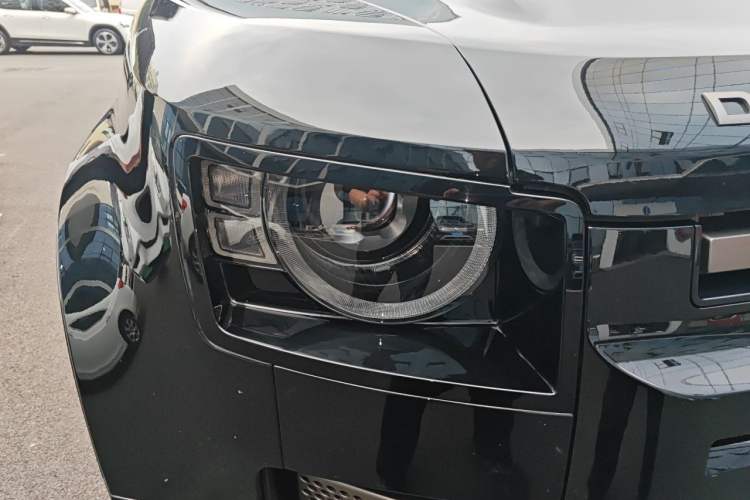 Used Land Rover Defender 2025 110 3.0T P400 – Dynamic HSE Right Front Headlight