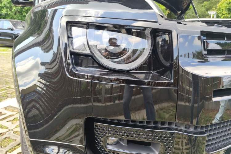 Used Land Rover Defender 2025 110 3.0T P400 – Dynamic HSE Right Front Headlight
