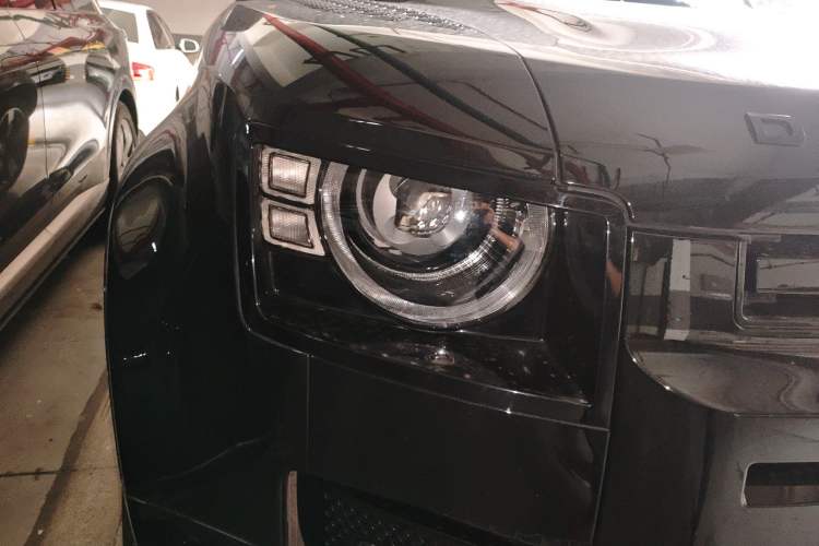 Used Land Rover Defender 2025 110 3.0T P400 X-Dynamic SE Right Front Headlight