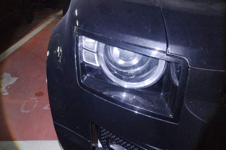 Used Land Rover Defender 2025 110 3.0T P400 – Dynamic HSE Right Front Headlight