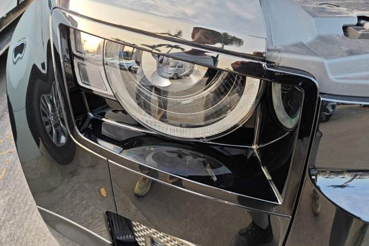 Used Land Rover Defender 2025 90 3.0T P400 X-Dynamic HSE Right Front Headlight