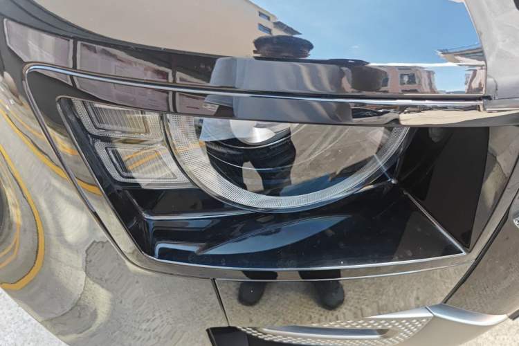 Used Land Rover Defender 2025 110 3.0T P400 – Dynamic HSE Right Front Headlight
