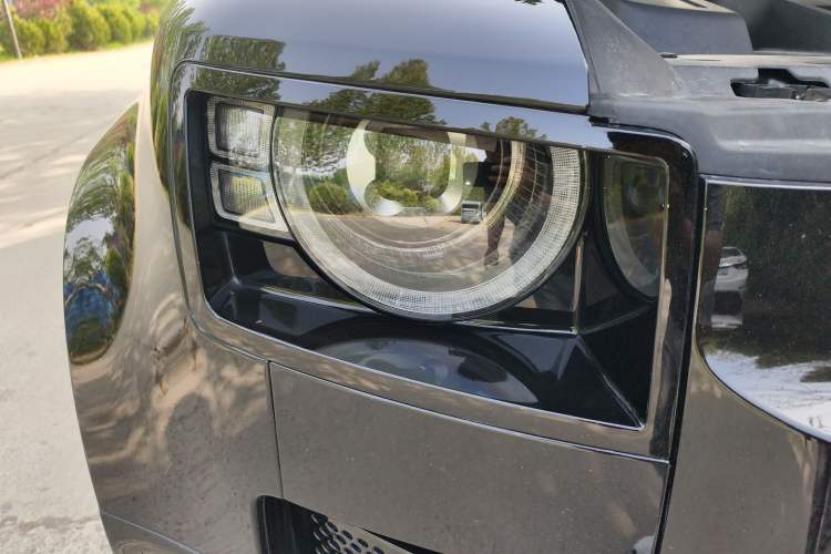 Used Land Rover Defender 2025 110 3.0T P400 – Dynamic HSE Right Front Headlight