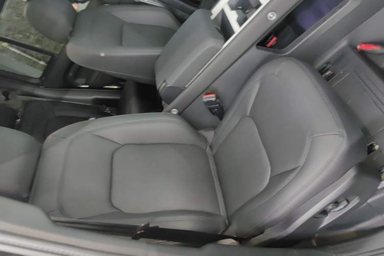 Used Land Rover Defender 2025 110 3.0T P400 X-Dynamic SE Right Front Seat