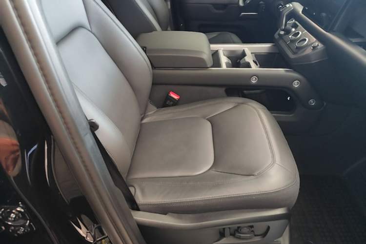 Used Land Rover Defender 2025 110 3.0T P400 – Dynamic HSE Right Front Seat