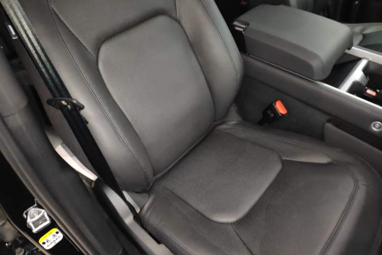 Used Land Rover Defender 2025 110 3.0T P400 – Dynamic HSE Right Front Seat