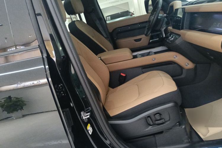 Used Land Rover Defender 2025 110 3.0T P400 – Dynamic HSE Right Front Seat