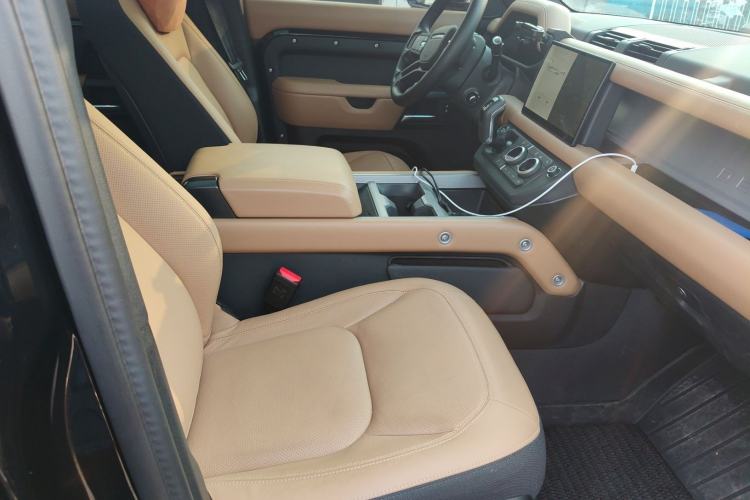 Used Land Rover Defender 2025 110 3.0T P400 – Dynamic HSE Right Front Seat