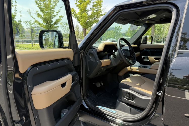 Used Land Rover Defender 2025 110 3.0T P400 – Dynamic HSE Right Front Seat