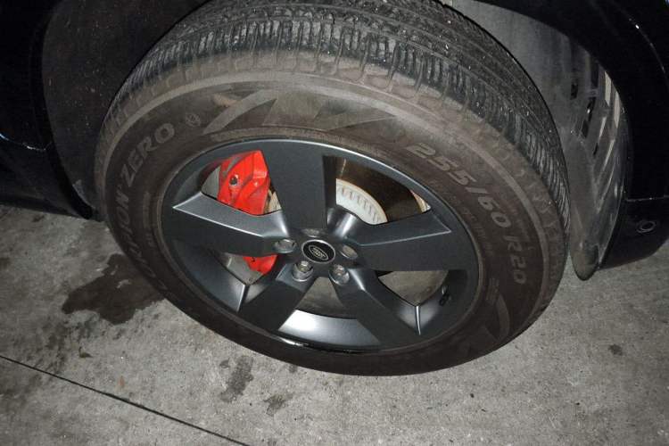Used Land Rover Defender 2025 110 3.0T P400 – Dynamic HSE Right Front Wheel Hub