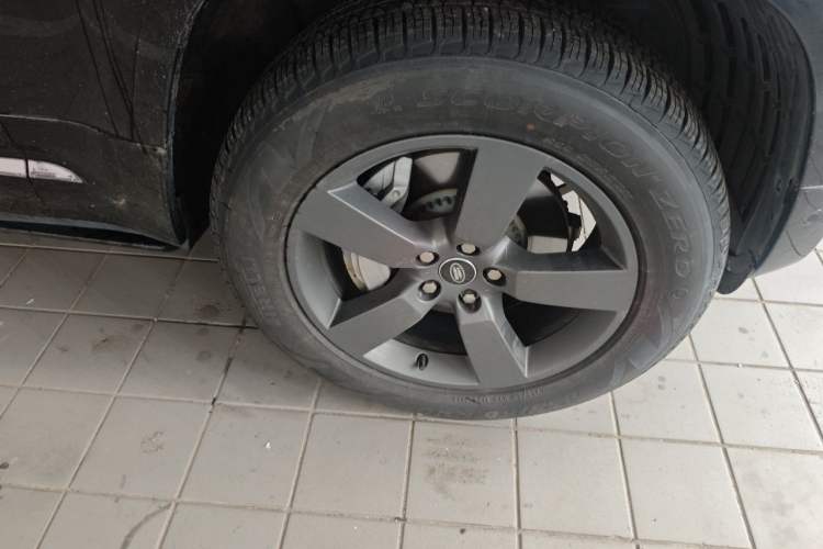 Used Land Rover Defender 2025 110 3.0T P400 – Dynamic HSE Right Front Wheel Hub