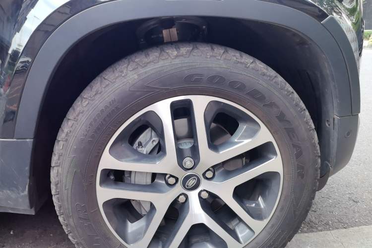 Used Land Rover Defender 2025 110 3.0T P400 Dark Edition Right Front Wheel Hub