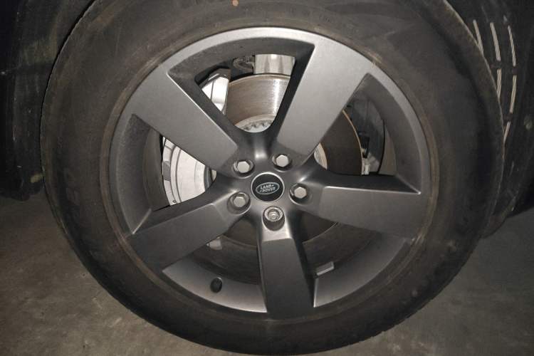 Used Land Rover Defender 2025 110 3.0T P400 – Dynamic HSE Right Front Wheel Hub