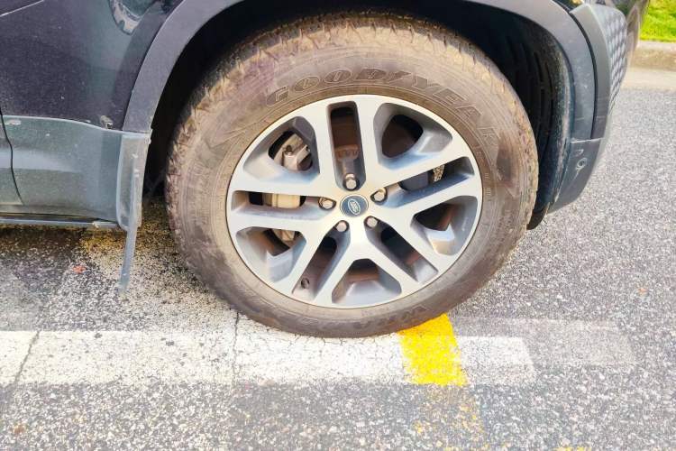 Used Land Rover Defender 2025 110 3.0T P400 Dark Edition Right Front Wheel Hub