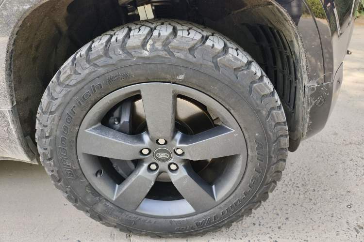 Used Land Rover Defender 2025 110 3.0T P400 – Dynamic HSE Right Front Wheel Hub