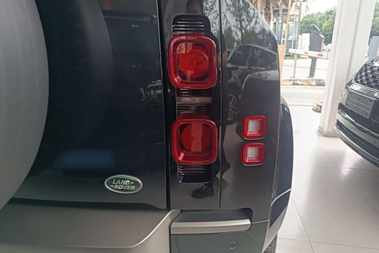 Used Land Rover Defender 2025 90 3.0T P400 X-Dynamic HSE Right Rear Taillight